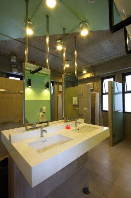 spacious-and-clean-shared-bathroom-bangkok-thailand+1152_12930244791-tpfil02aw-6416